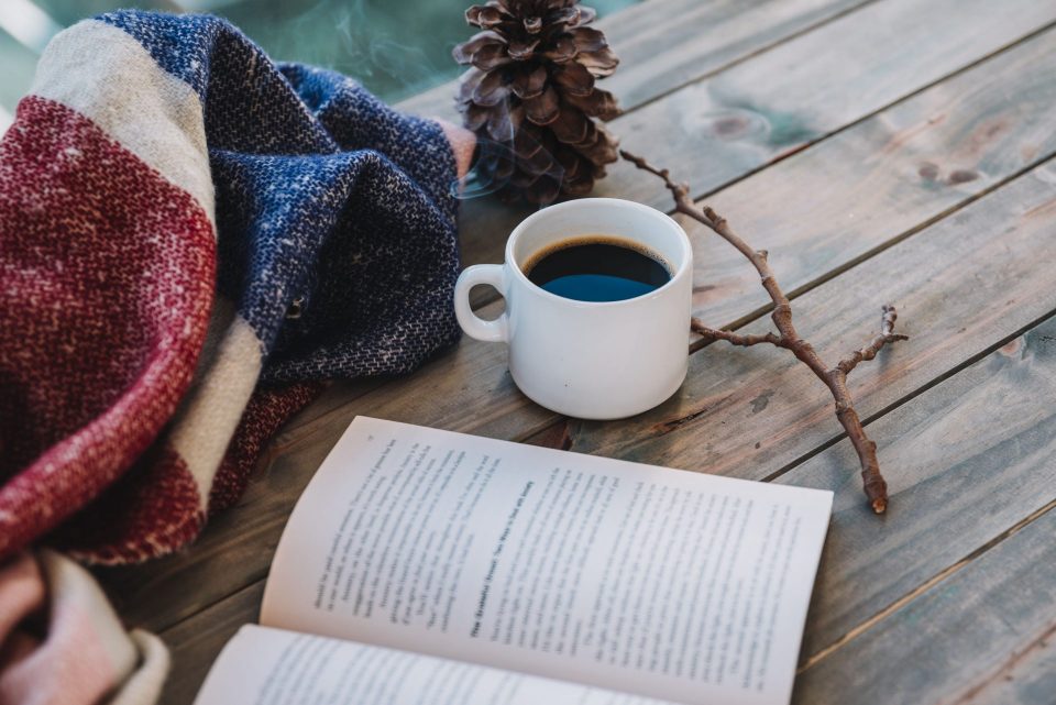 Volumen cerca taza enganche plaid mesa