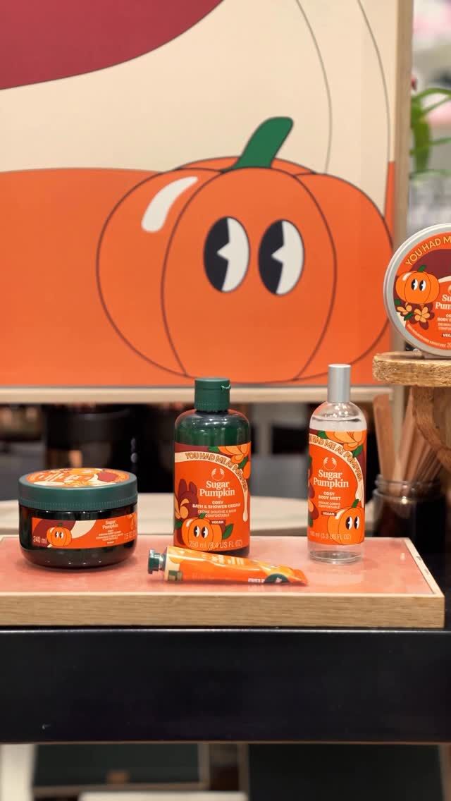 🎃 Sugar Pumpkin Season  El otoño huele así: a calabaza dulce, a vainilla cálida y a ese confort que solo @thebodyshopspain sabe capturar.
Su nueva edición limitada “Sugar Pumpkin” es pura tentación sensorial… una colección que nutre, suaviza y envuelve la piel en el abrazo más acogedor de la temporada.  🍂 Bálsamo de manos
🍂 Body Butter
🍂 Bruma corporal
🍂 Exfoliante corporal
🍂 Gel de ducha cremoso  Tu piel (y tus sentidos) te lo van a agradecer.  #CentroOeste #FeelingBeauty #TheBodyShop