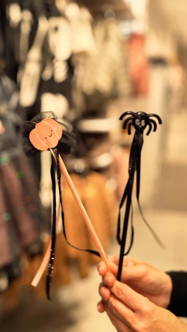 👻 TRICK OR TREAT?  Halloween se cuela en @cccentrooeste con todo lo necesario para vivir tu propia noche terrorífica. Dulces, disfraces y decoración se preparan para conquistar hasta a los más escépticos.  🍬 En @belrosfan, las golosinas más monstruosamente irresistibles.
🕯️ En @hm y @zarahome, los disfraces con más rollo del vecindario y detalles que harían suspirar hasta a la familia
Addams.  Prepárate para un Halloween de película.  #CentroOeste #FeelingFun #Majadahonda