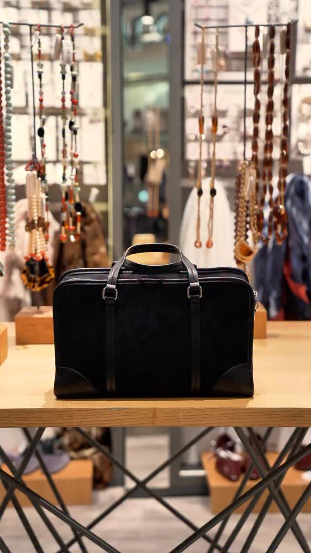 👜 Daily essentials  Con la nueva temporada llegan nuevos imprescindibles. Esos pequeños detalles que hacen que cada día cuente (y que tu bolso lo tenga todo bajo control).  Dentro de nuestro favorito de @parfois no falta:
🍂 Cartera, monedero y tarjetero con estampado animal
🍂 Gafas de sol carey
🍂 Perfume Oasis Of Flowers: Collection Le Jardin
🍂 Pañuelo estampado de lino y algodón
🍂 Paraguas pequeño  …y, por supuesto, el bolso de ante en el color de la temporada  #CentroOeste #FeelingFashion #Majadahonda