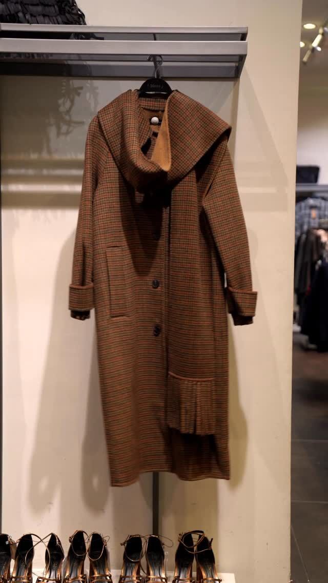 FALL IN COATS 🍂  La nueva temporada ha llegado con fuerza y en @sferaofficial tienen los abrigos perfectos para disfrutarla con mucho estilo.
Diseños cómodos y elegantes para compañar tus planes de otoño… y tú, ¿con cuál te quedas?  #FeelingFashion #CCCentroOeste #Majadahonda