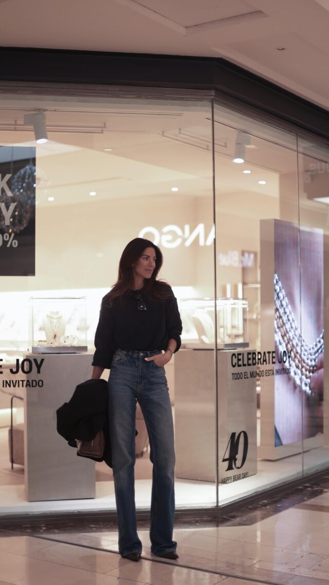 #Publi Y un año más, el Black Friday llegó a @cccentrooeste 🥳  Y esta vez a lo grande, porque hasta el día 29, podéis ganar tarjetas regalo para comprar ese capricho que os merecéis o adelantar con los regalitos de Navidad. Solo tenéis que acercaros al stand con un ticket superior a 20€, rellenar vuestros datos y escoger una etiqueta negra… así de fácil! 👏🏽  #CCCentroOeste #Majadahonda