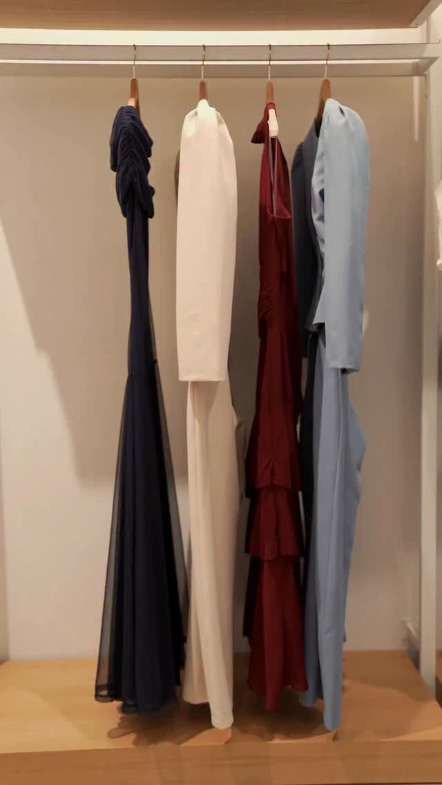 💐 It’s BBC season! 
No des más vueltas. Si tienes una boda, un bautizo o una comunión a la vista, la nueva colección de @algobonitoofficial tiene la respuesta. Looks fluidos, favorecedores y listos para arrasar en la pista de baile: 
🕴️ Traje azul
👗 Vestido midi halter con volantes granate
🕴️ Traje beige
👗 Vestido de tul hombros azul marino 
¿Eres más de traje o de vestido? ¡Te leemos en comentarios! 👇 
#CentroOeste #FeelingFashion #Majadahonda
